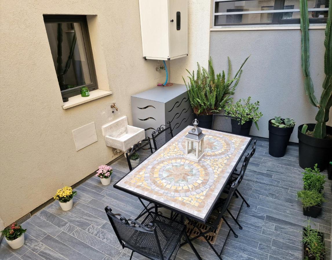 The White Domus Apartment Таормина Екстериор снимка